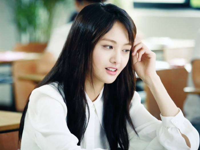 鄭爽雖然通過了安全檢查,但（dàn）是被（bèi）旁（páng）邊的姐姐奪（duó）走（zǒu）了（le）照相機.網民這張臉值得鄭爽一致