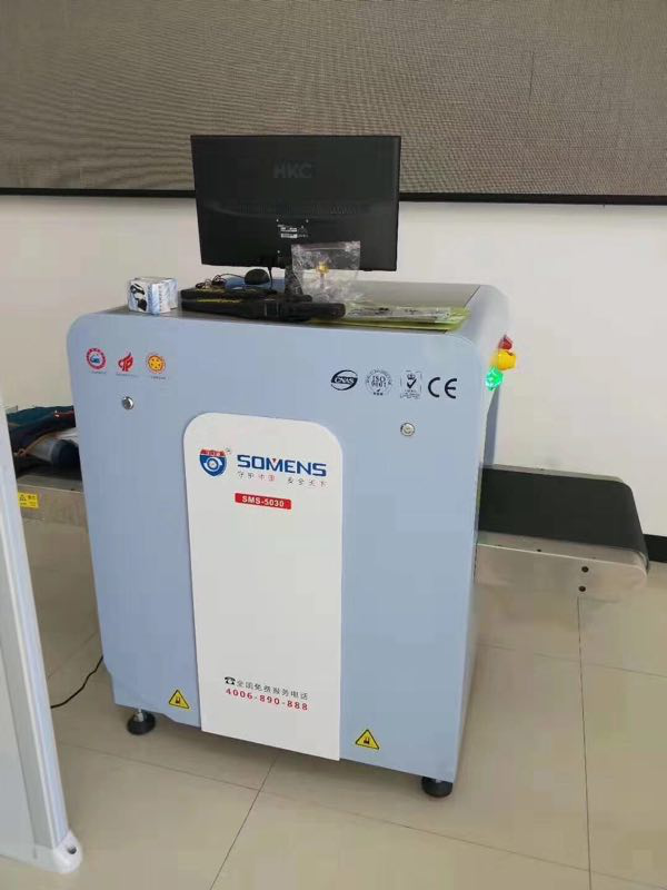 過地鐵安檢機時有人偷（tōu）包，希望坐地鐵的人都（dōu）要注意啦（lā）