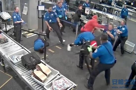 美國（guó）一個青年在機場安（ān）檢時暴力襲擊工作人員5人受傷
