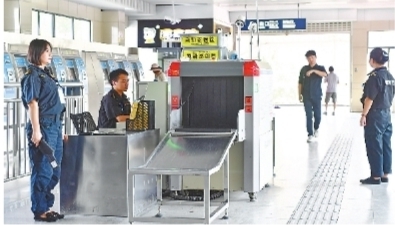 武漢市（shì）地鐵安檢員高溫下恪守 笑稱“減肥瘦身（shēn）”顯著