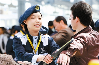 洛杉磯機場啟用安（ān）檢自（zì）動傳送係統 安檢速度將加快