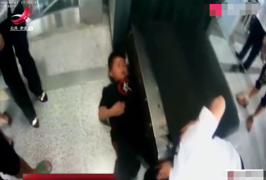 小屁孩趁爺（yé）爺不注意悄悄搗（dǎo）亂,將棍子塞入安檢機,結果胳膊被卡死了