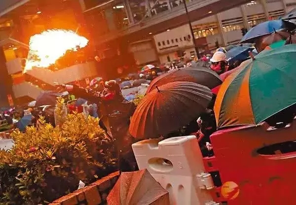 暴徒在（zài）此前的（de）暴力衝擊中投擲（zhì）燃燒彈