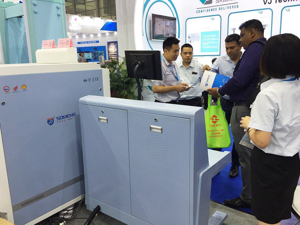 我（wǒ）司參展工（gōng）作人員為觀（guān）展者介紹安檢（jiǎn）機安檢門