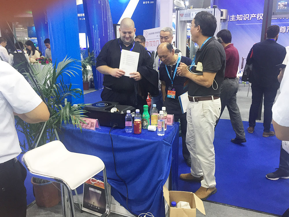 我司參展工（gōng）作人員為觀展者介紹危險（xiǎn）液體探測儀