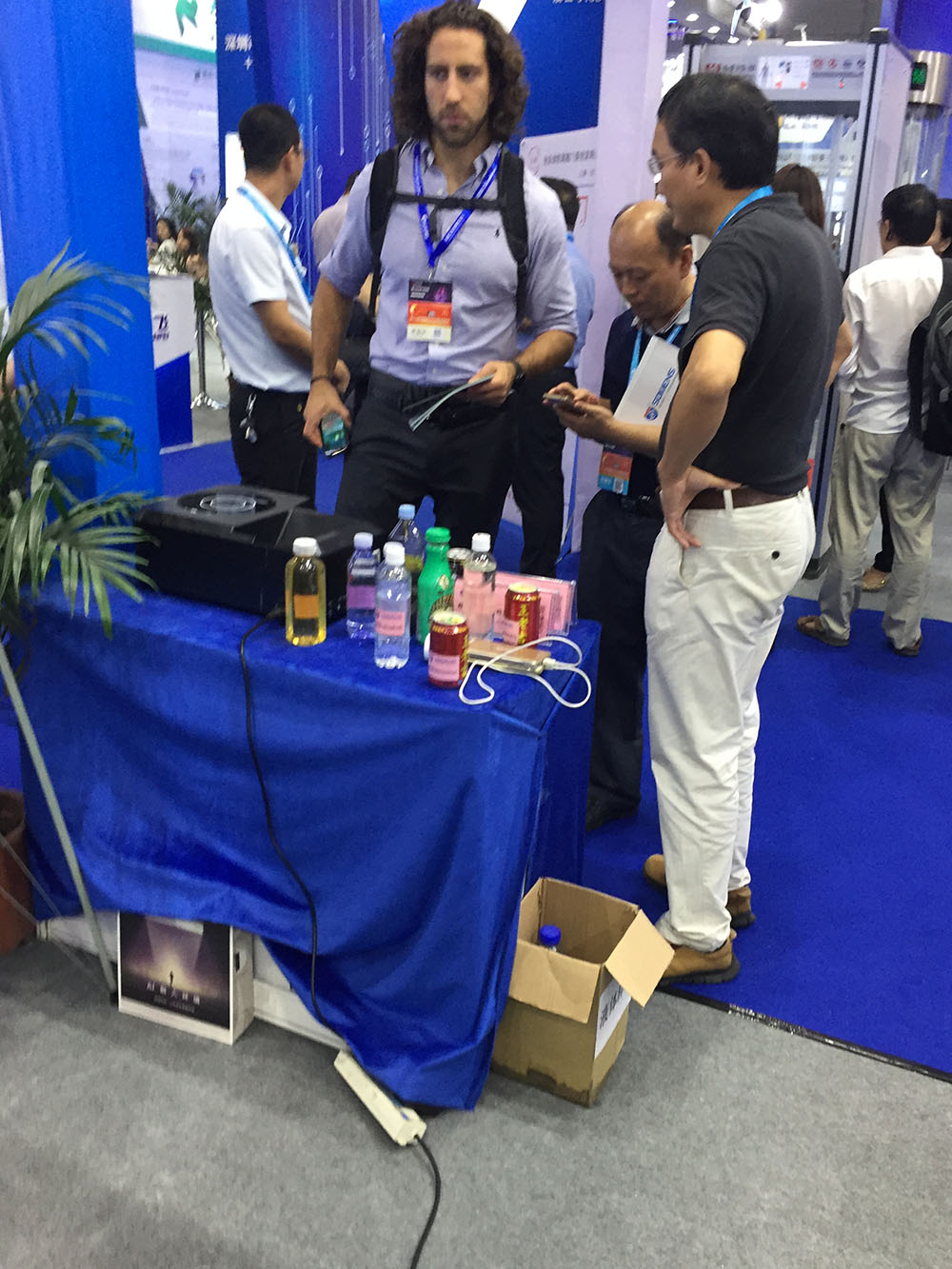 我（wǒ）司參展工作人員為觀展者介紹危險液體探（tàn）測儀