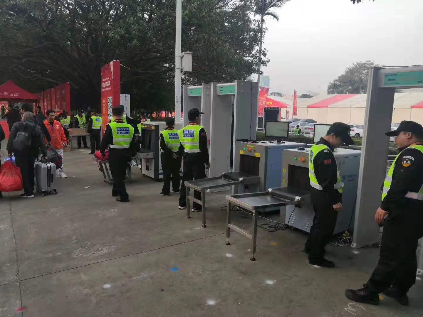 東莞2020“平安回家”活動現場采用天美mv星空mv免费观看安檢機安檢門等安檢設備