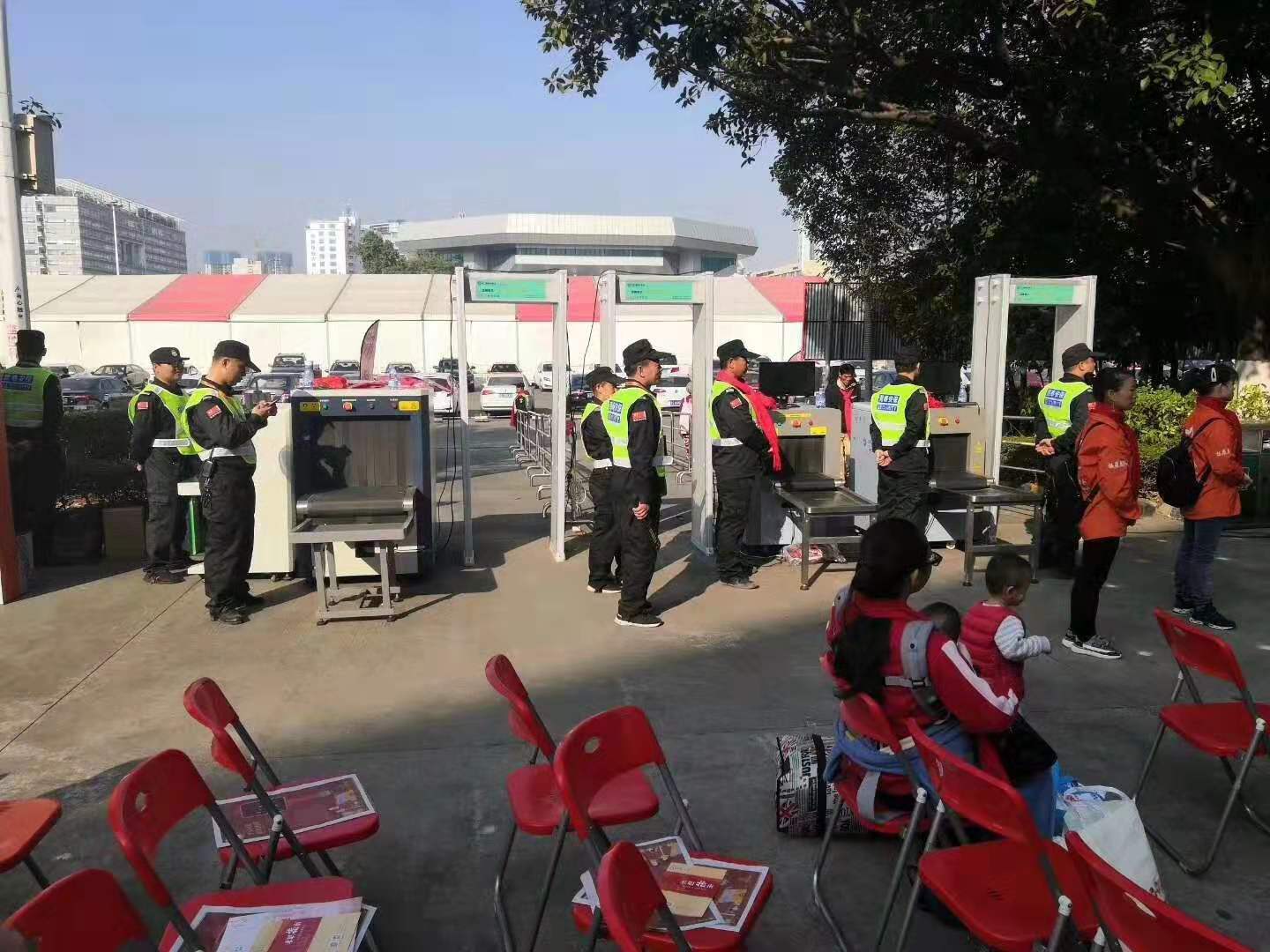 東莞2020“平安回家”活動現場采用天美mv星空mv免费观看安檢機安檢門等安檢設備