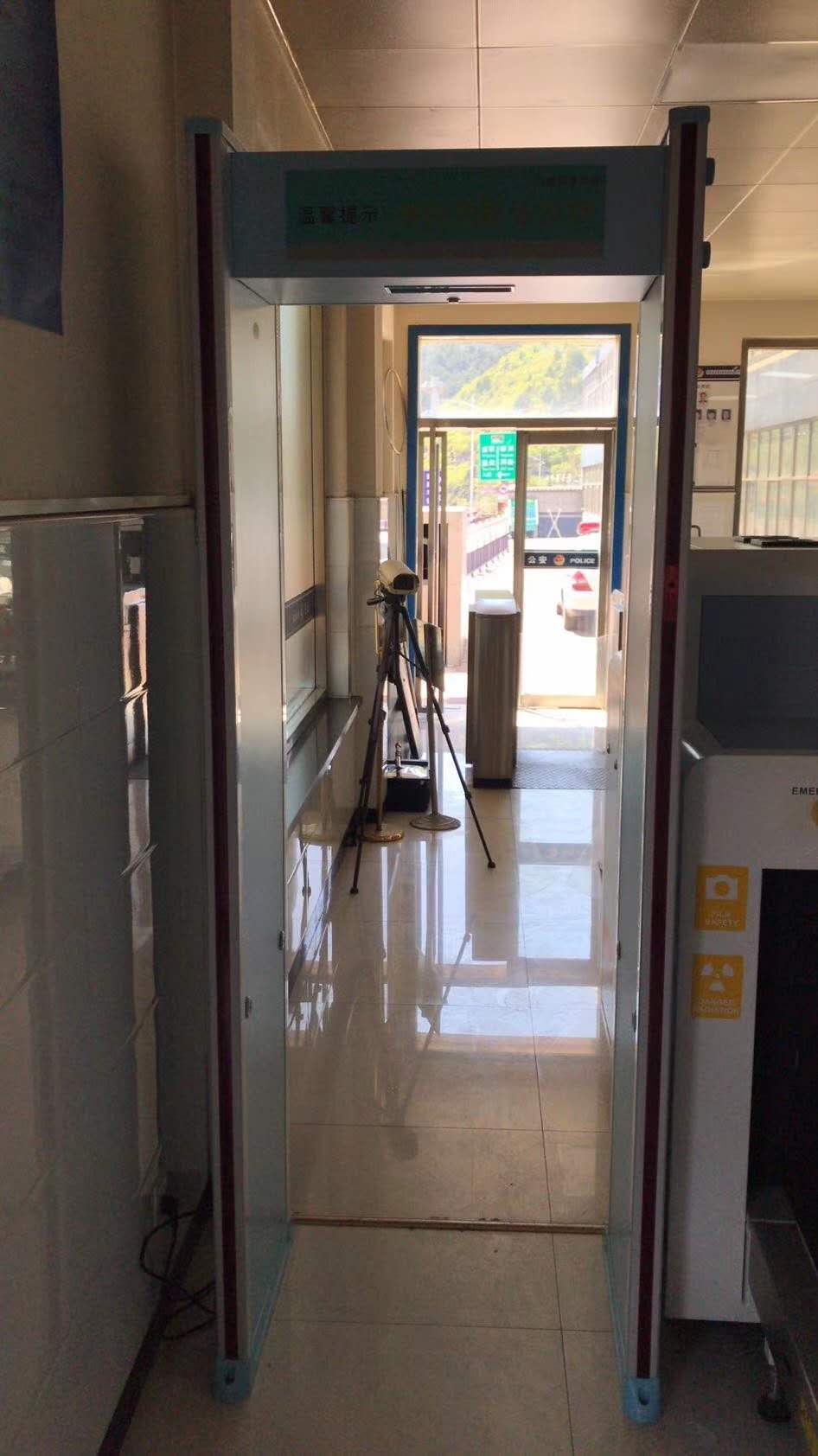 銅川市公安局印台分局巡警特警大隊（duì）采用測溫安檢門