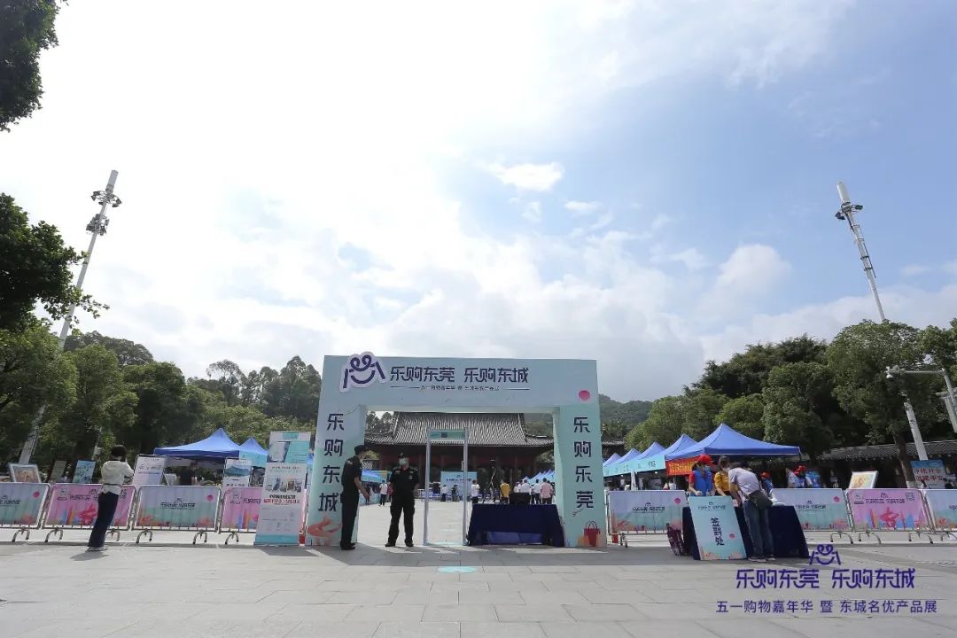 樂購東莞會場采用天美mv星空mv免费观看測（cè）溫安檢門（mén）